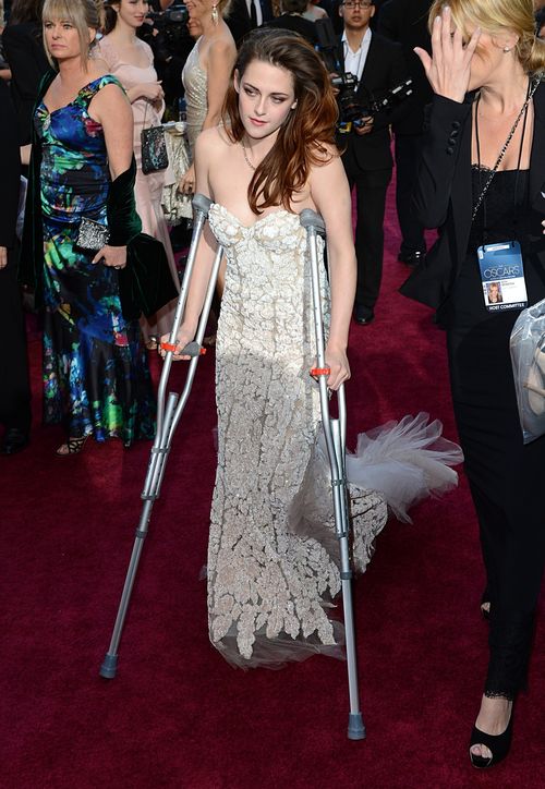 Kristen Stewart kam auf Krücken zu den Oscars Kristen Stewart kam auf Krücken zu den Oscars