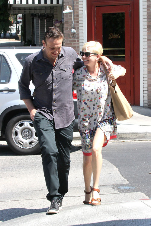 Michelle Williams und Jason Segel sind seit etwa einem Jahr ein Paar Michelle Williams und Jason Segel sind seit etwa einem Jahr ein Paar