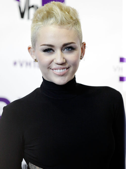 Miley Cyrus sorgt mit einem kuriosen Bild für Aufregung im Internet Miley Cyrus sorgt mit einem kuriosen Bild für Aufregung im Internet