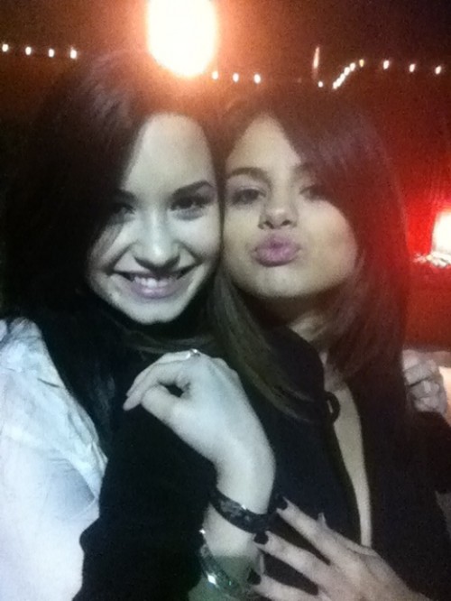 Demi Lovato, Selena Gomez, Justin Bieber, Jonas Brothers - Demi y
Selena se han vuelto a reunir para ir a cenar juntas y confirmar que,
digan lo que digan, siguen siendo amigas Demi Lovato, Selena Gomez, Justin Bieber,
Jonas Brothers - Demi y Selena se han vuelto a reunir para ir a cenar
juntas y confirmar que, digan lo que digan, siguen siendo amigas