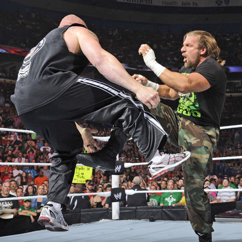 Triple H und Brock Lesnar werden beim diesjährigen SummerSlam aufeinander treffen Triple H und Brock Lesnar werden beim diesjährigen SummerSlam aufeinander treffen