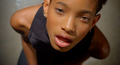 Ist Willow Smith im neuen Video zu sexy? Ist Willow Smith im neuen Video zu sexy?