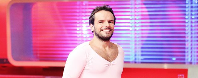 Tutu &amp; Tattoo Detlef Steves löst Wettschulden ein Promiflash.de