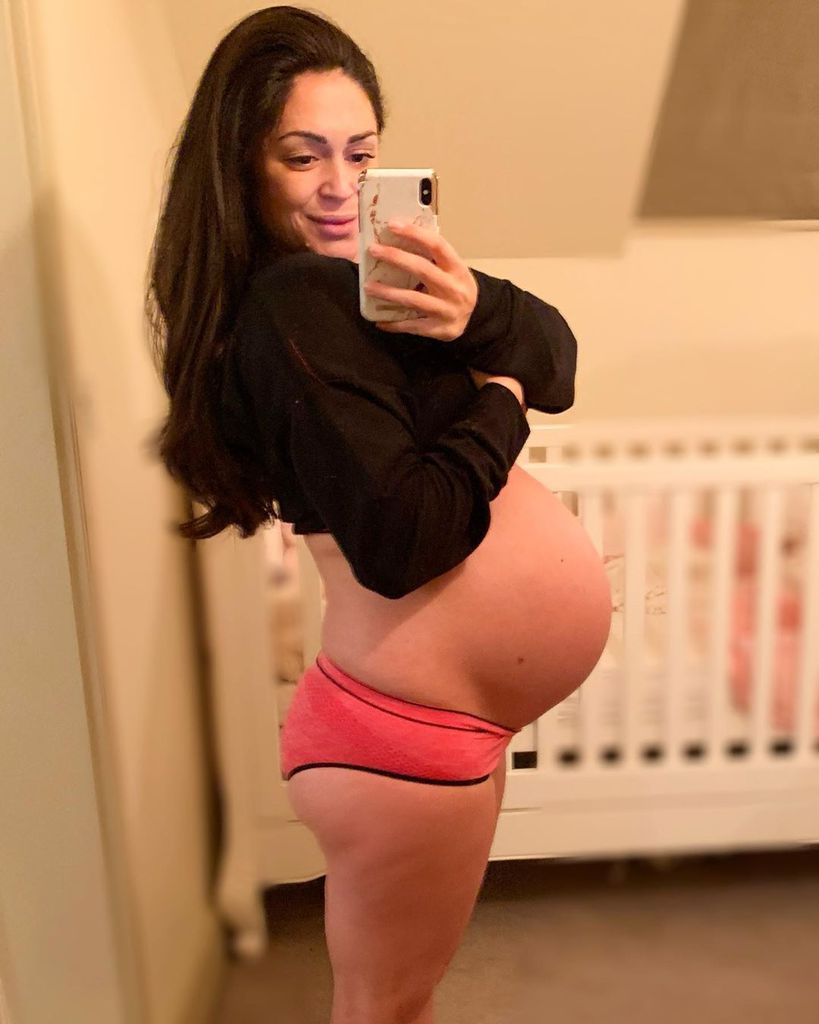 Schwangere MILF zeigt ihren Bauch Schwangere MILF zeigt ihren Bauch