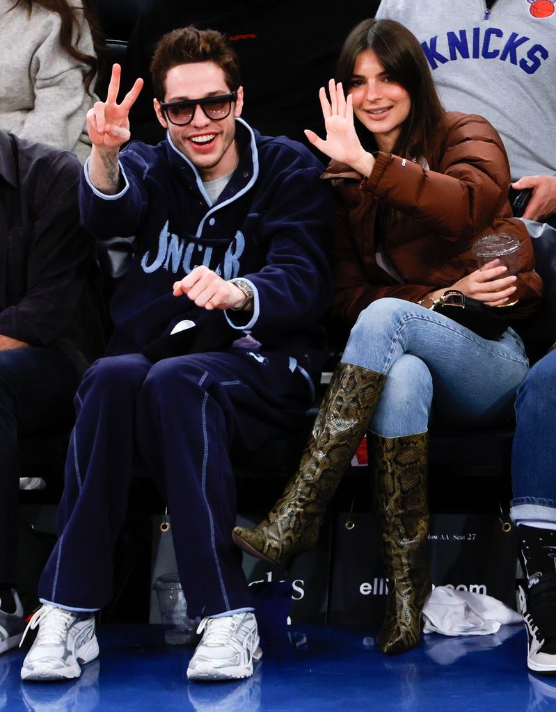 pete-davidson-und-emily-ratajkowski-winken.jpg