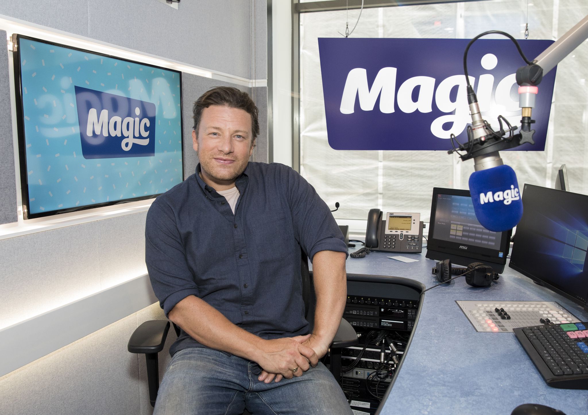 jamie-oliver-bei-einem-radiosender.jpg