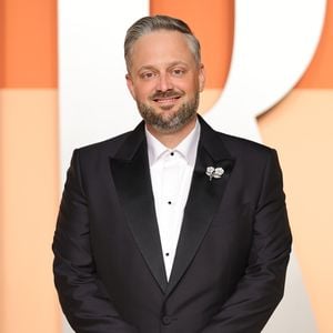 Nate Bargatze hostet: Das musst Du über die Emmys '25 wissen