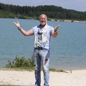 Schlagerstar Olaf Henning macht Praktikum im Pflegedienst