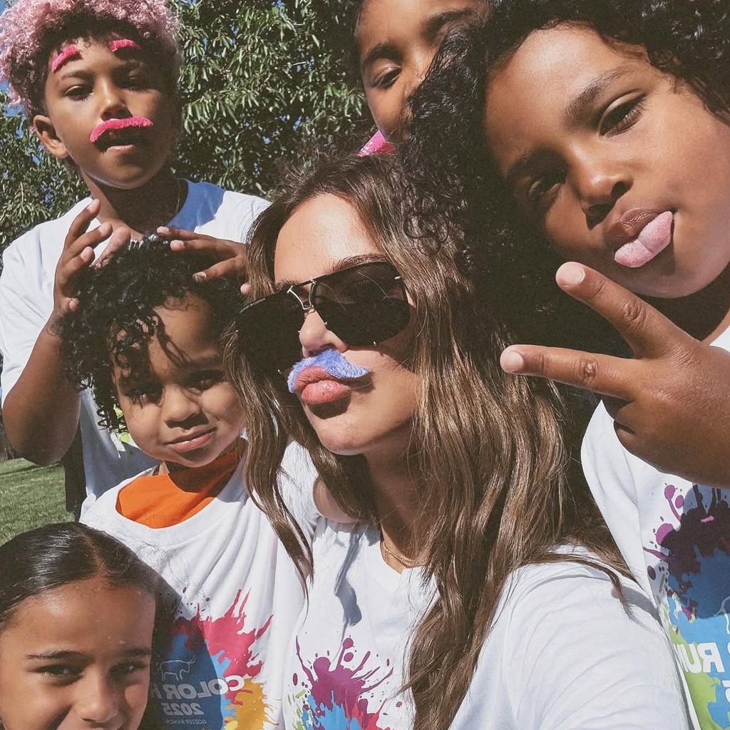 Khloé Kardashian und die Kids verbringen einen Familientag beim Color Run zusammen