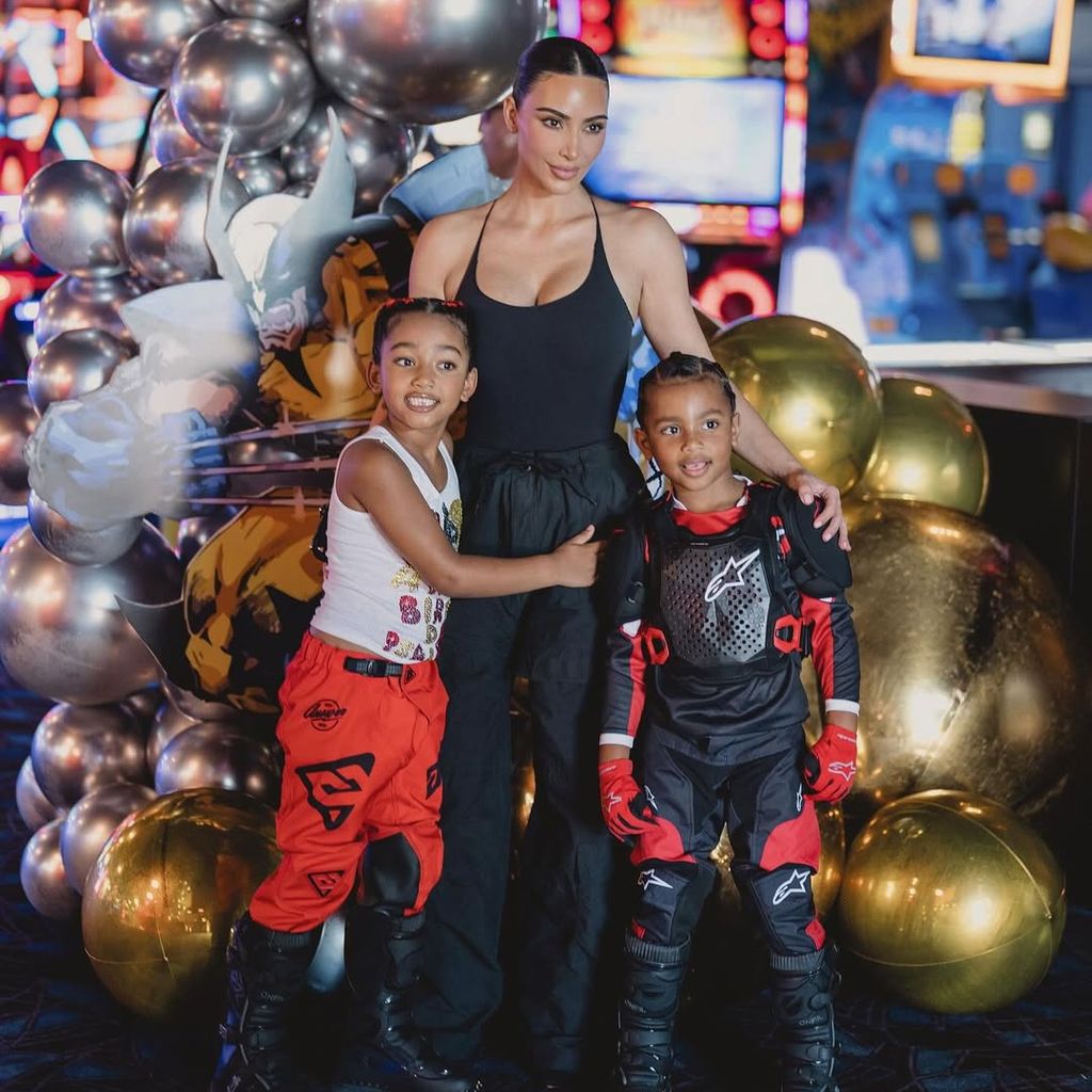 Kim Kardashian mit ihren Kindern Chicago und Psalm, 2025