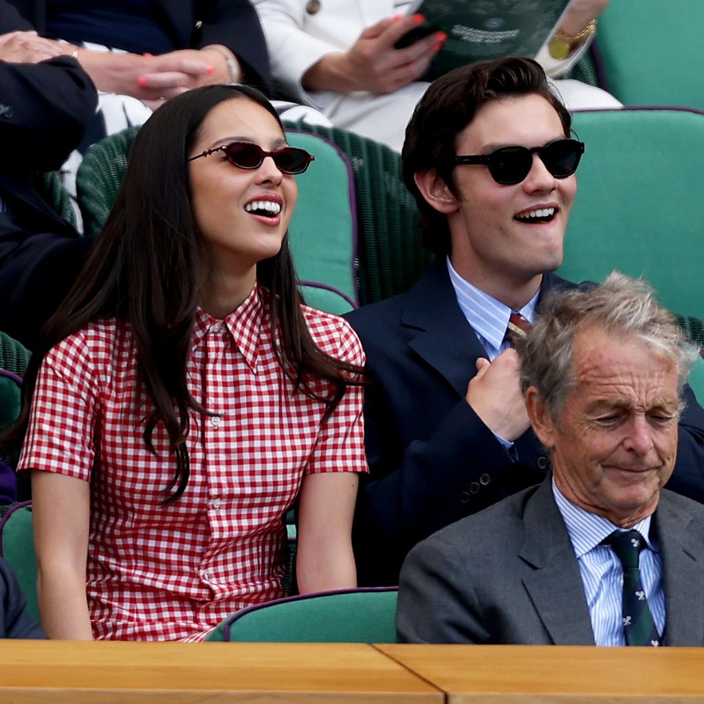 Olivia Rodrigo und Louis Partridge bei einem Wimbledon-Spiel