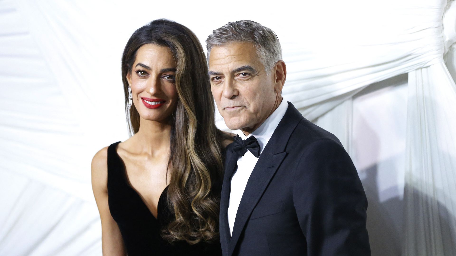 Amal-Clooney-entz-ckt-Kids-mit-britischer-Festtagstradition