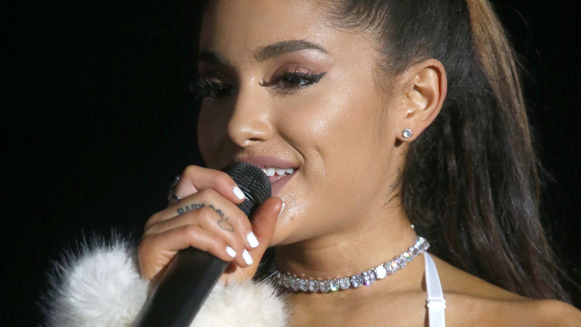 Ist arianna grande aus einem mädchen