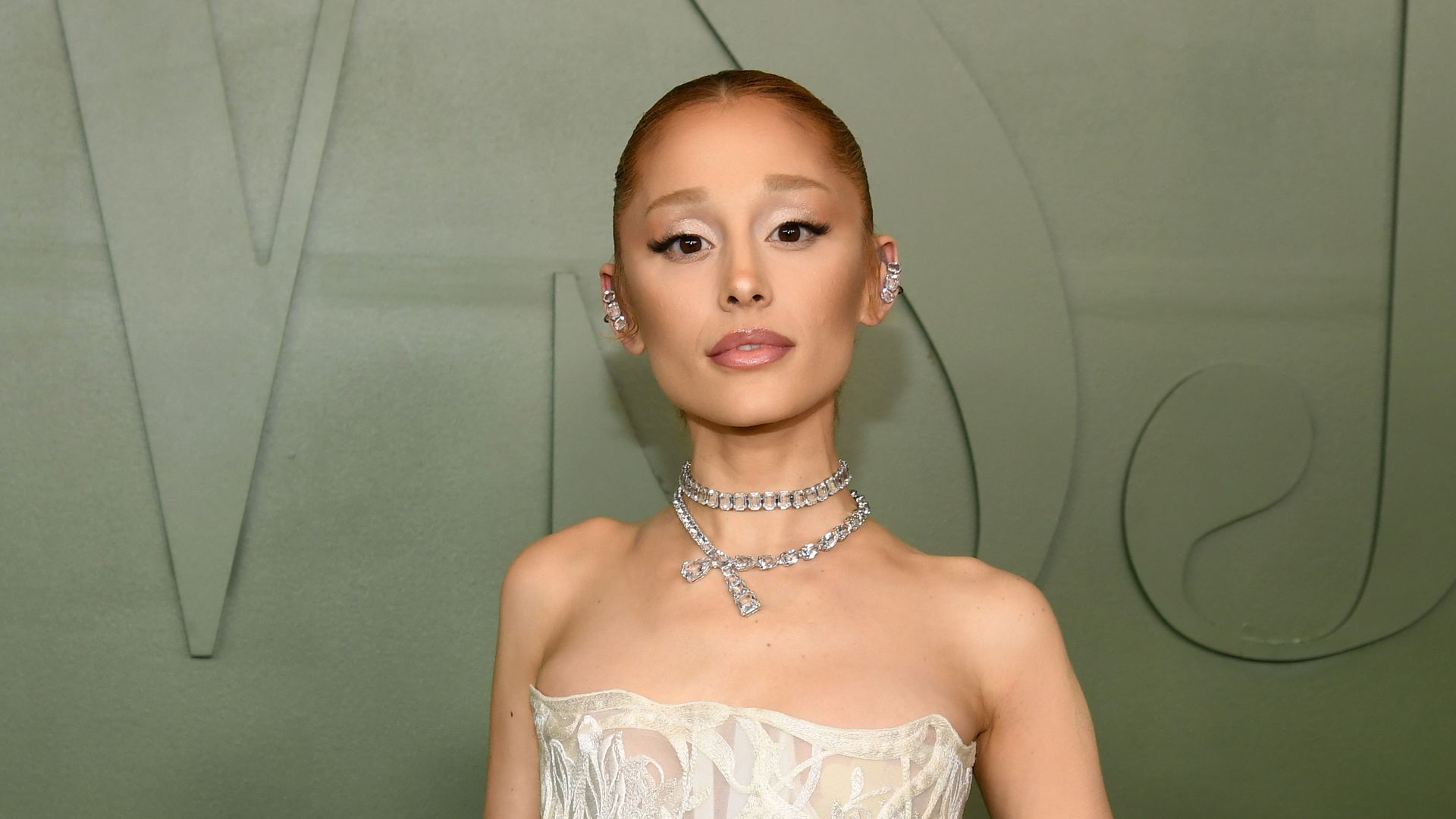 Ariana-Grande-und-Ethan-turteln-vor-der-Wicked-Premiere
