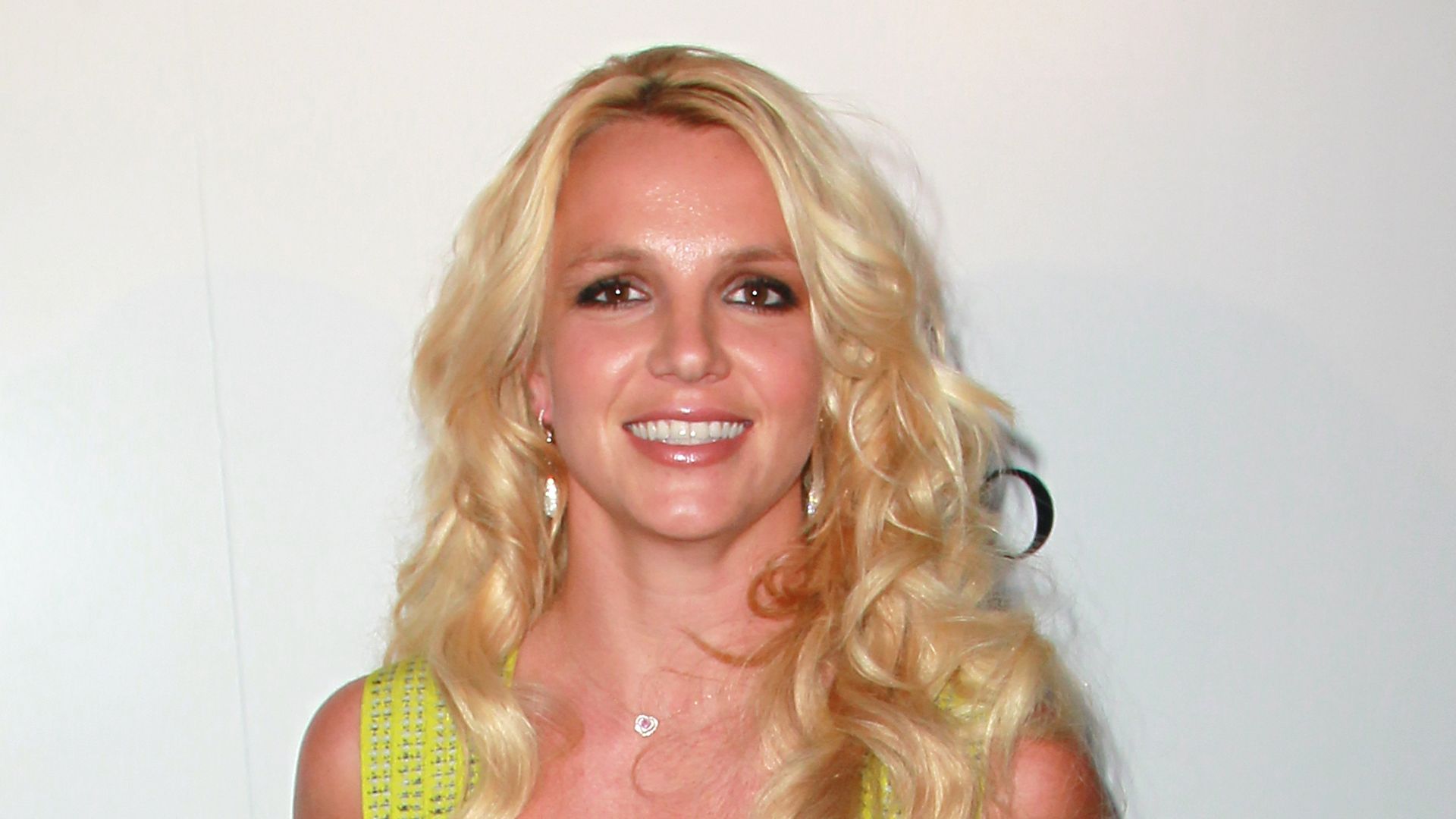 Mit-Champagner-Britney-Spears-tanzt-in-transparentem-Kleid