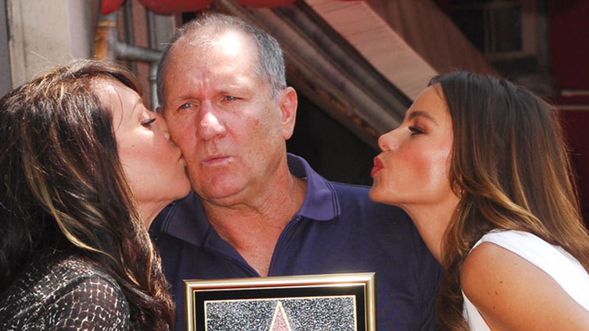 Am WOF "Al Bundy" zeigt uns seine drei Ehefrauen Promiflash.de