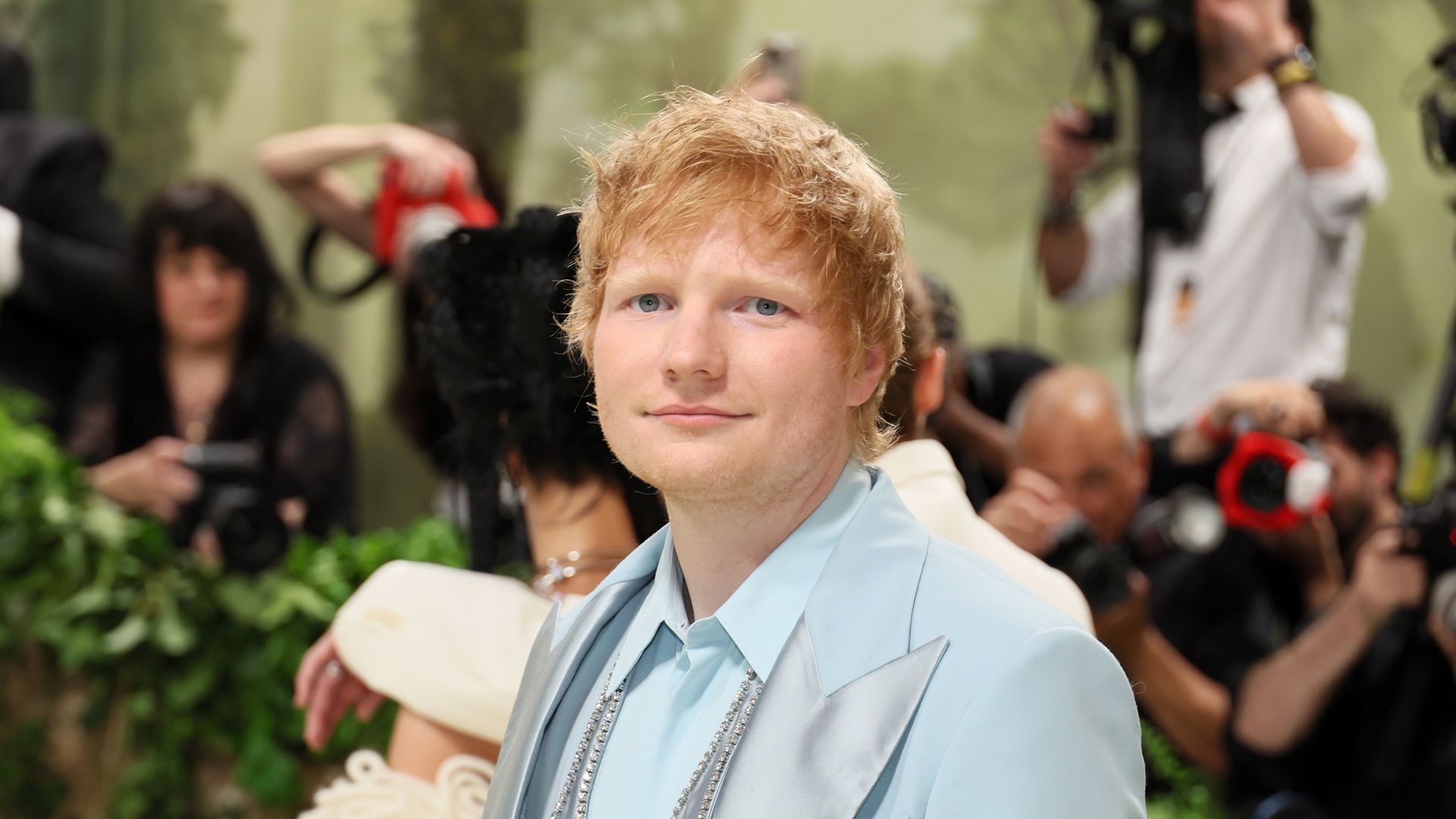 Filme Und Serien Von Ed Sheeran "Realität verloren": Ed Sheeran nutzt seit 2015 kein Handy!