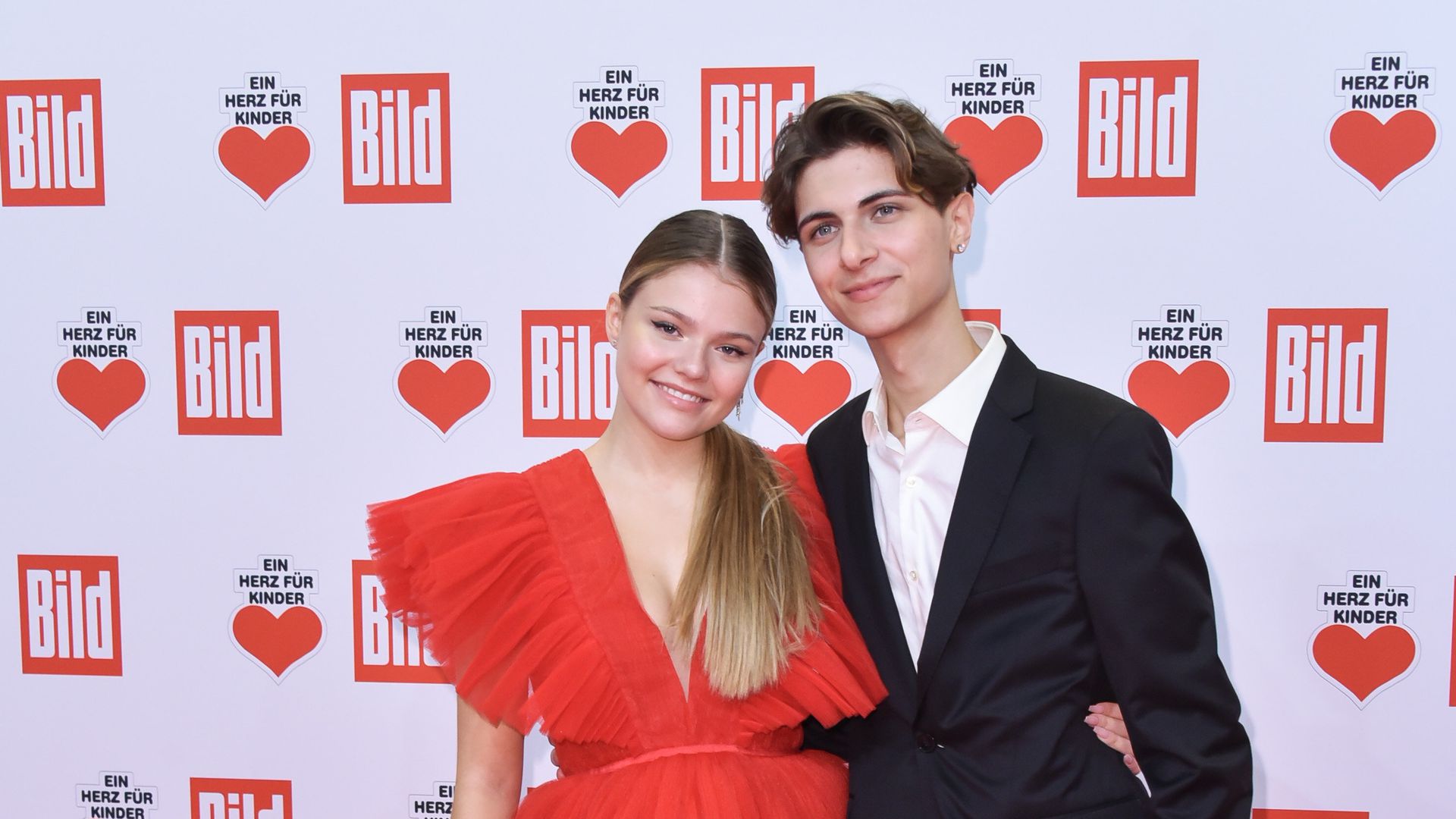 Susses Paar Debut Faye Montana Und Lukas Rieger Auf Event Promiflash De