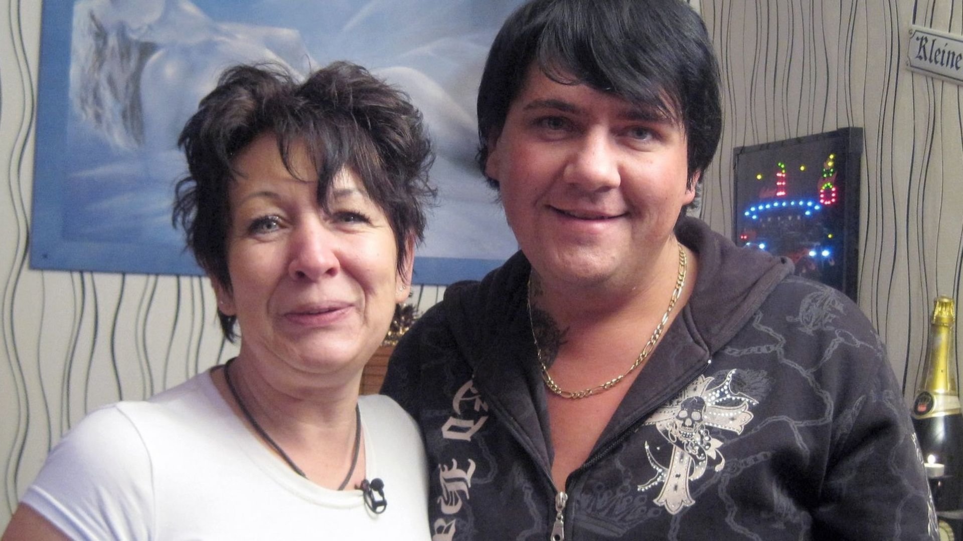 Frauentausch mit echter PuffMutter! Promiflash.de