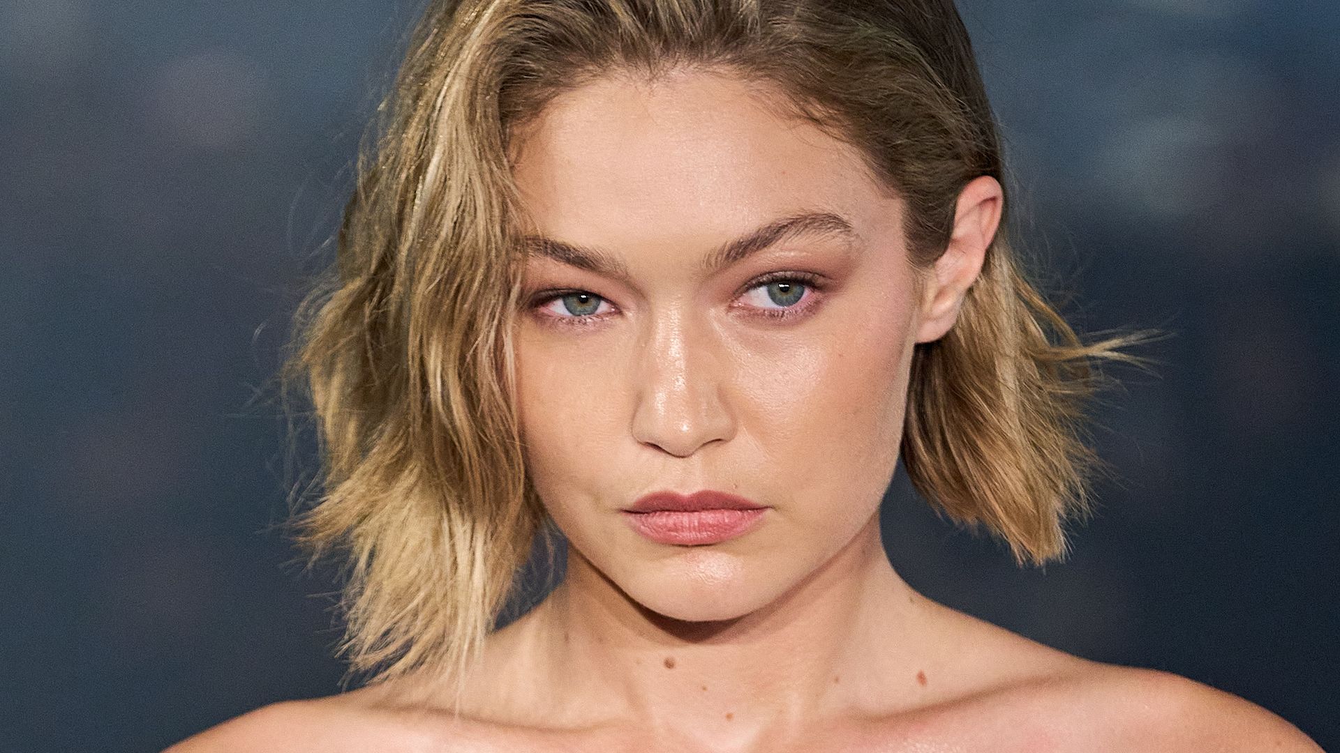 Wegen-Bradley-Gigi-Hadid-h-ngt-ganz-gebannt-an-ihrem-Handy