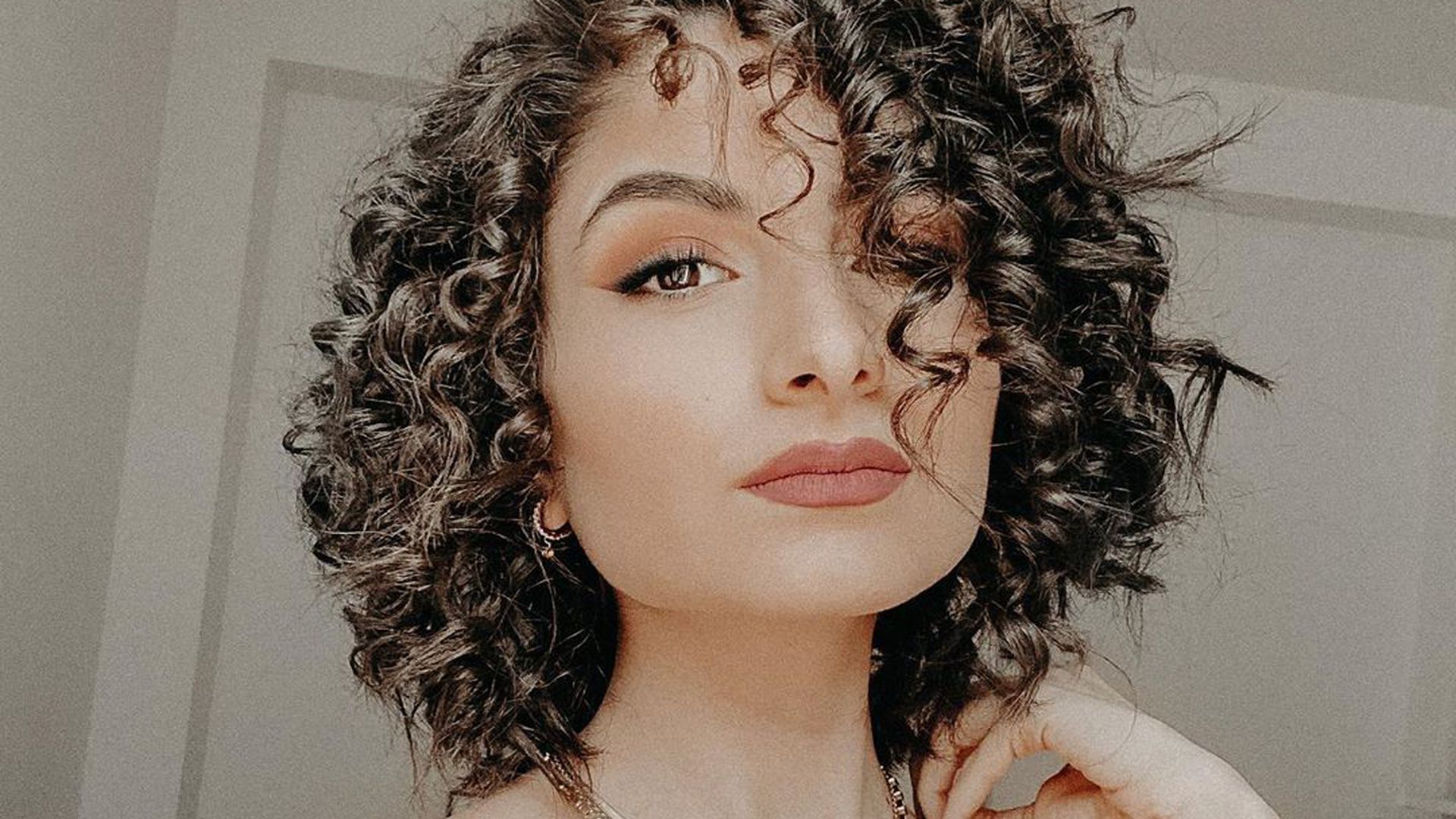 Engelsgleich Ischtar Isik zeigt sich mit PowerLocken