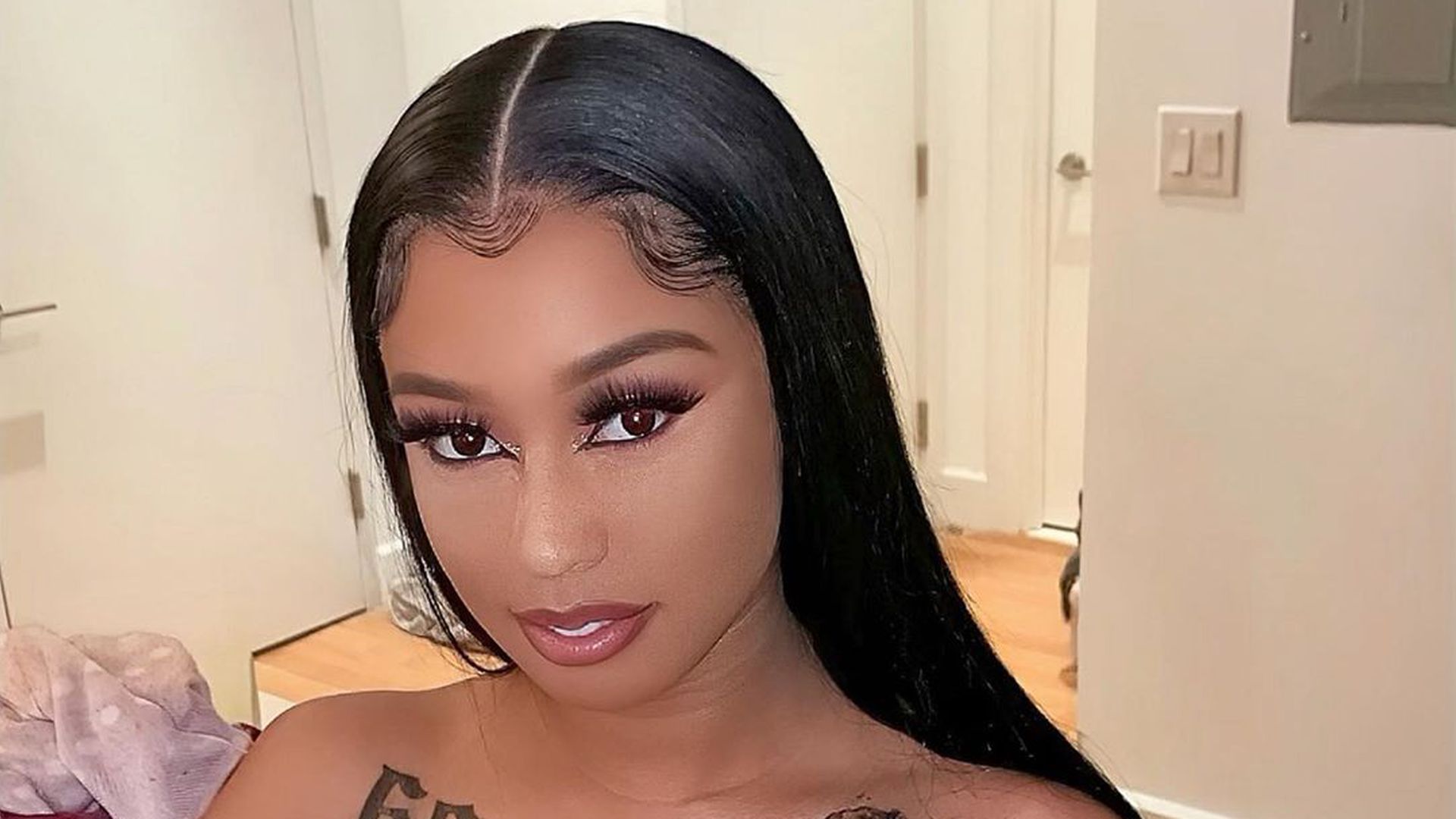 6ix9ines Freundin Hat Sein Gesicht Uber Der Brust Tatowiert Promiflash De 6ix9ines Freundin Hat Sein Gesicht Uber Der Brust Tatowiert Promiflash De