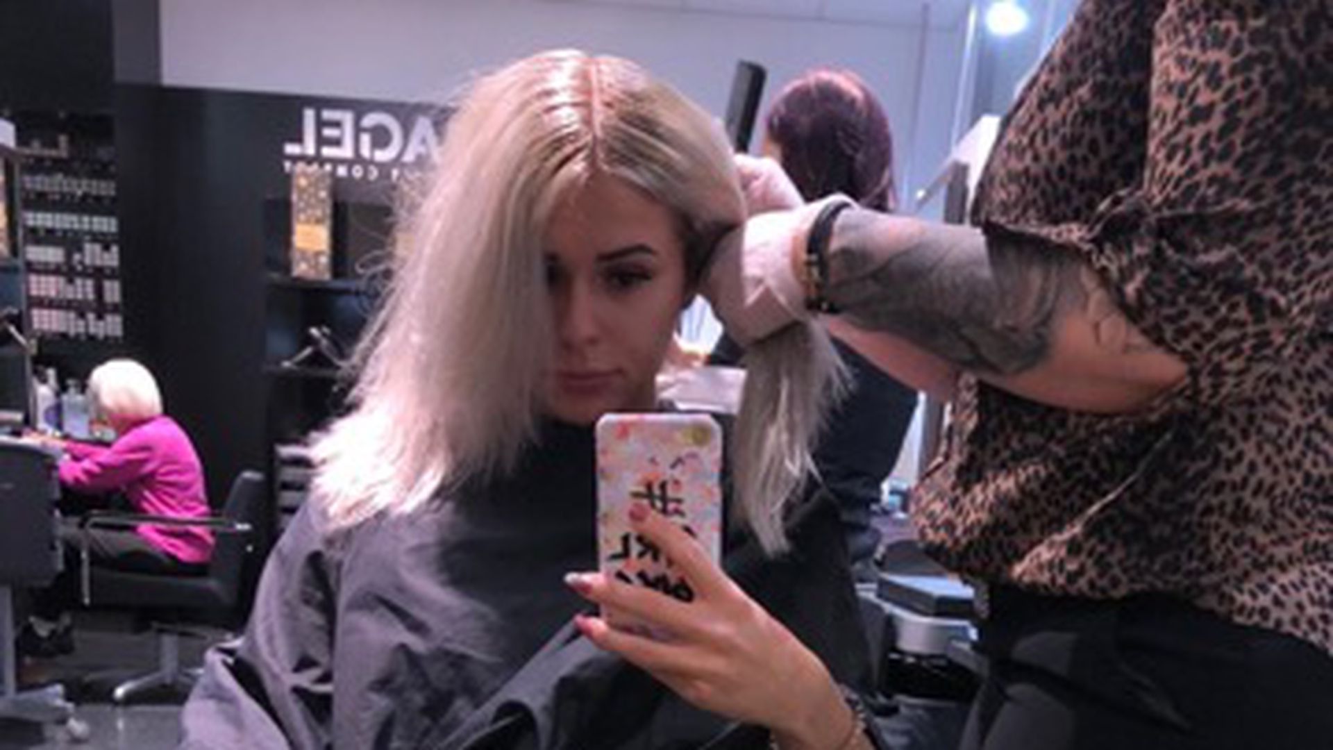 Kurz vorm Heulen: Friseur-Fail bei Bachelor-Janine Christin! - Promiflash.de