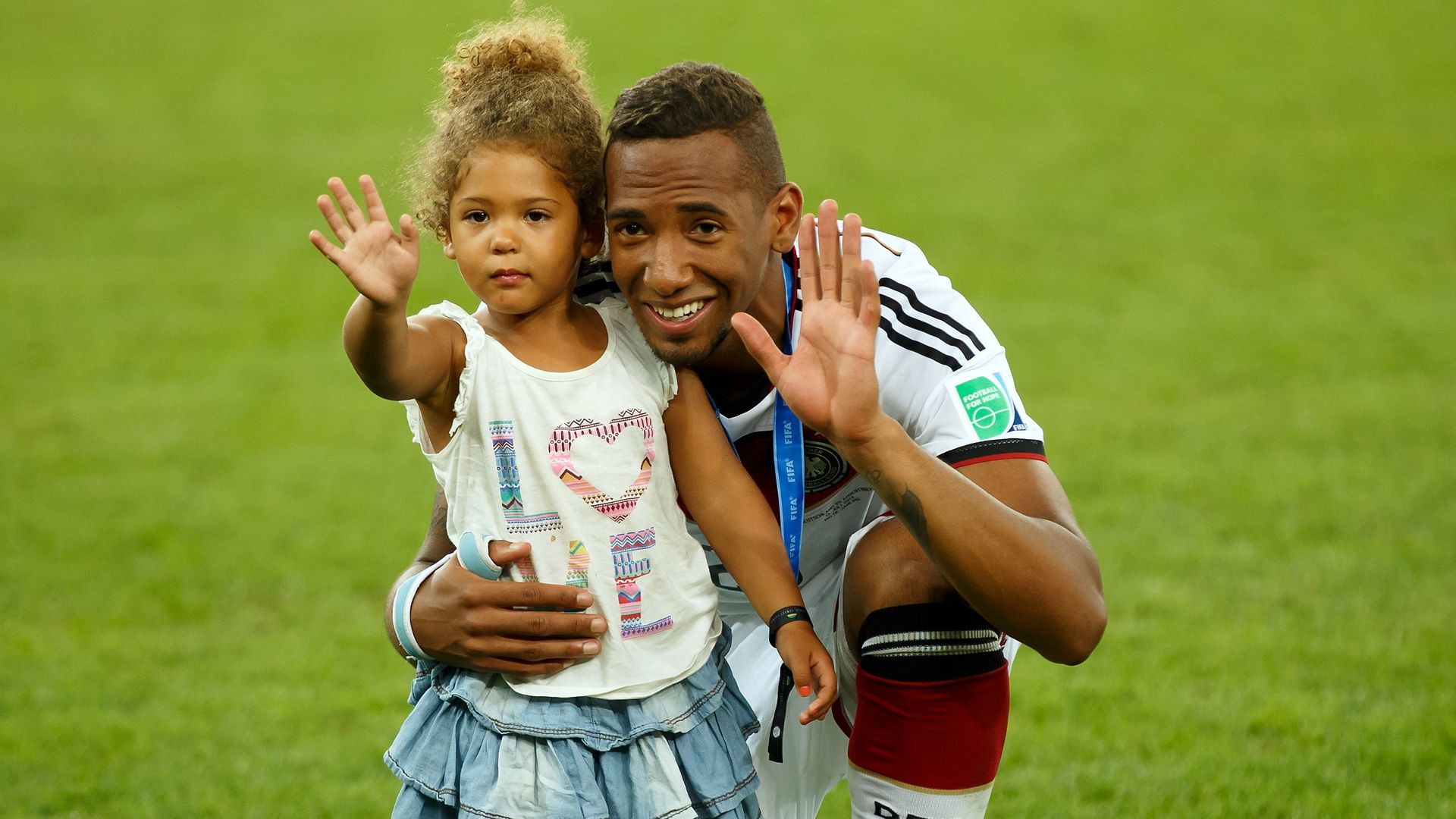 Putzig! Jérôme Boateng zeigt seine Zwillings-Girls | Promiflash.de