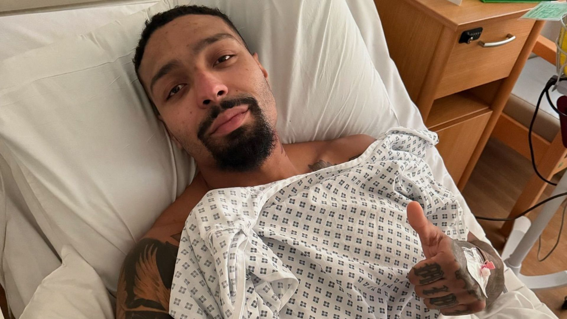 Bizeps-gerissen-UK-Star-Jordan-Banjo-meldet-sich-nach-OP