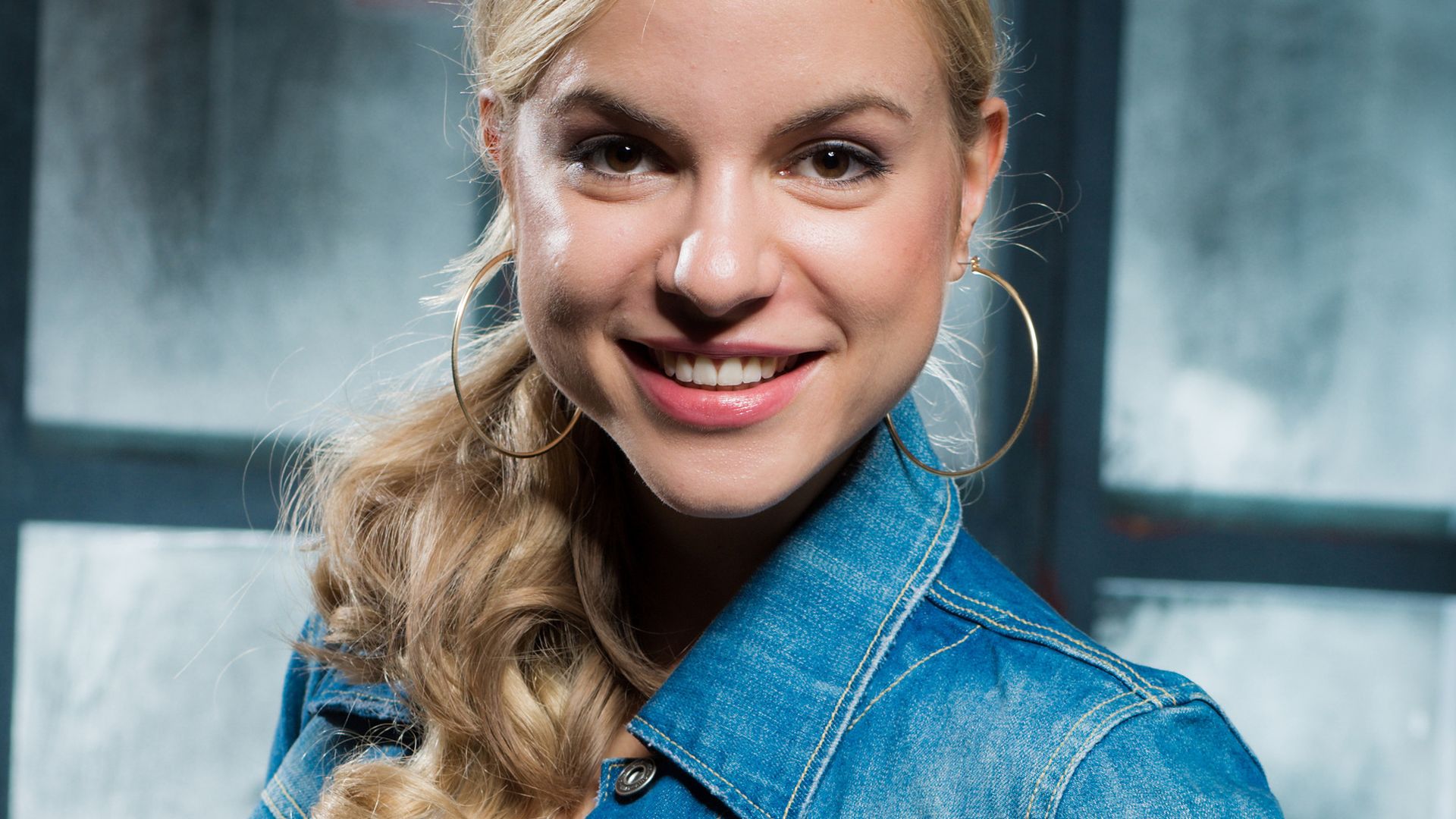 Wow! Riesiger Hype um ExAWZ Julia Engelmann Promiflash.de Wow! Riesiger Hype um ExAWZ Julia Engelmann Promiflash.de