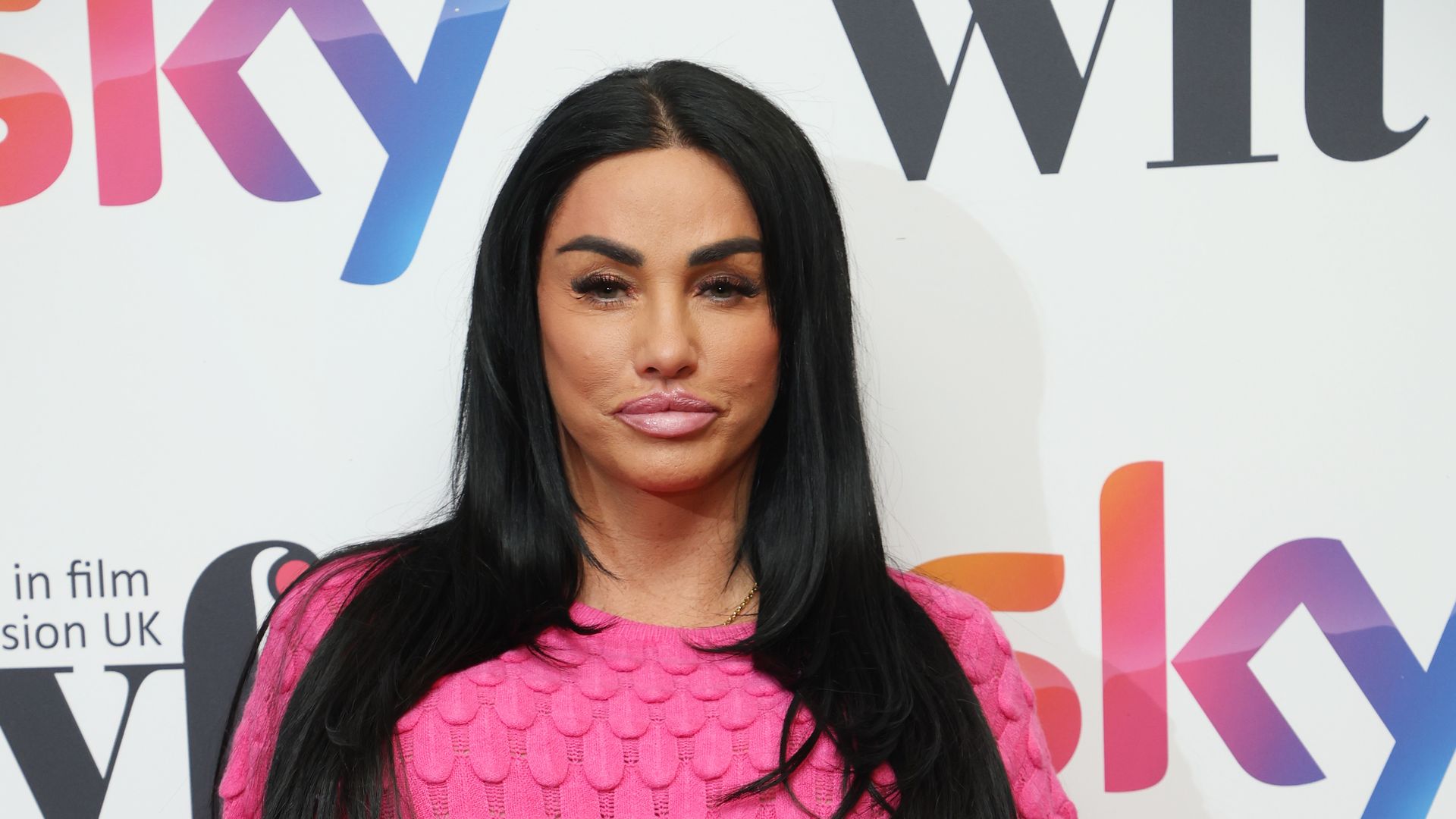 Katie-Price-sorgt-mit-E-Zigarette-f-r-rger-bei-Theaterprobe