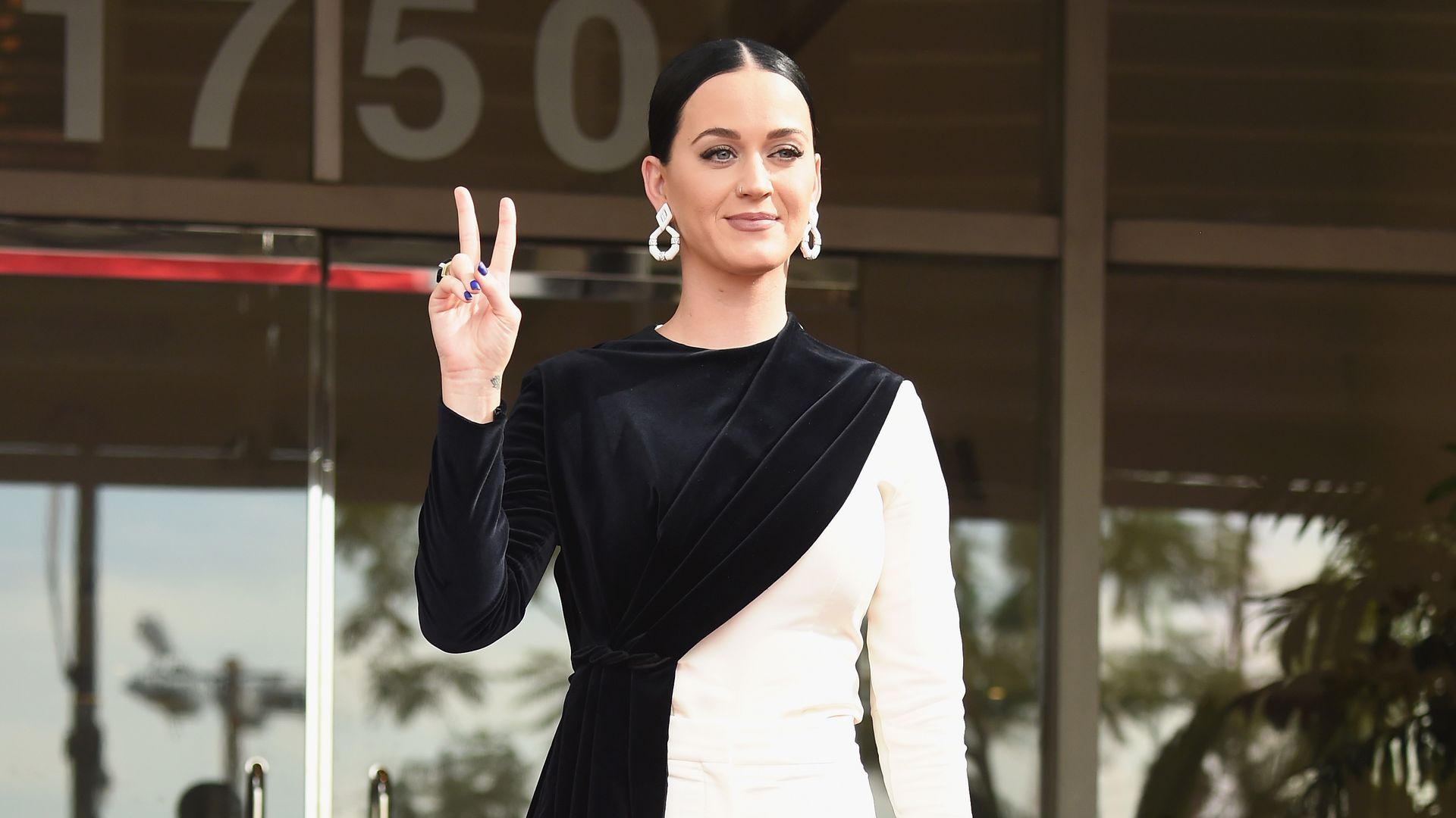 Katy perry releases new single rise without warning ... Schwarz weiß trennung feuerwehr