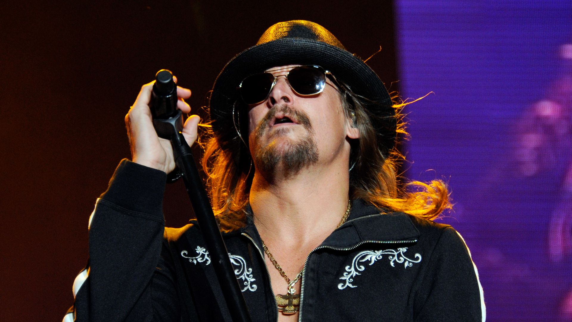 Nach 10 Jahren Beziehung Kid Rock hat sich verlobt!