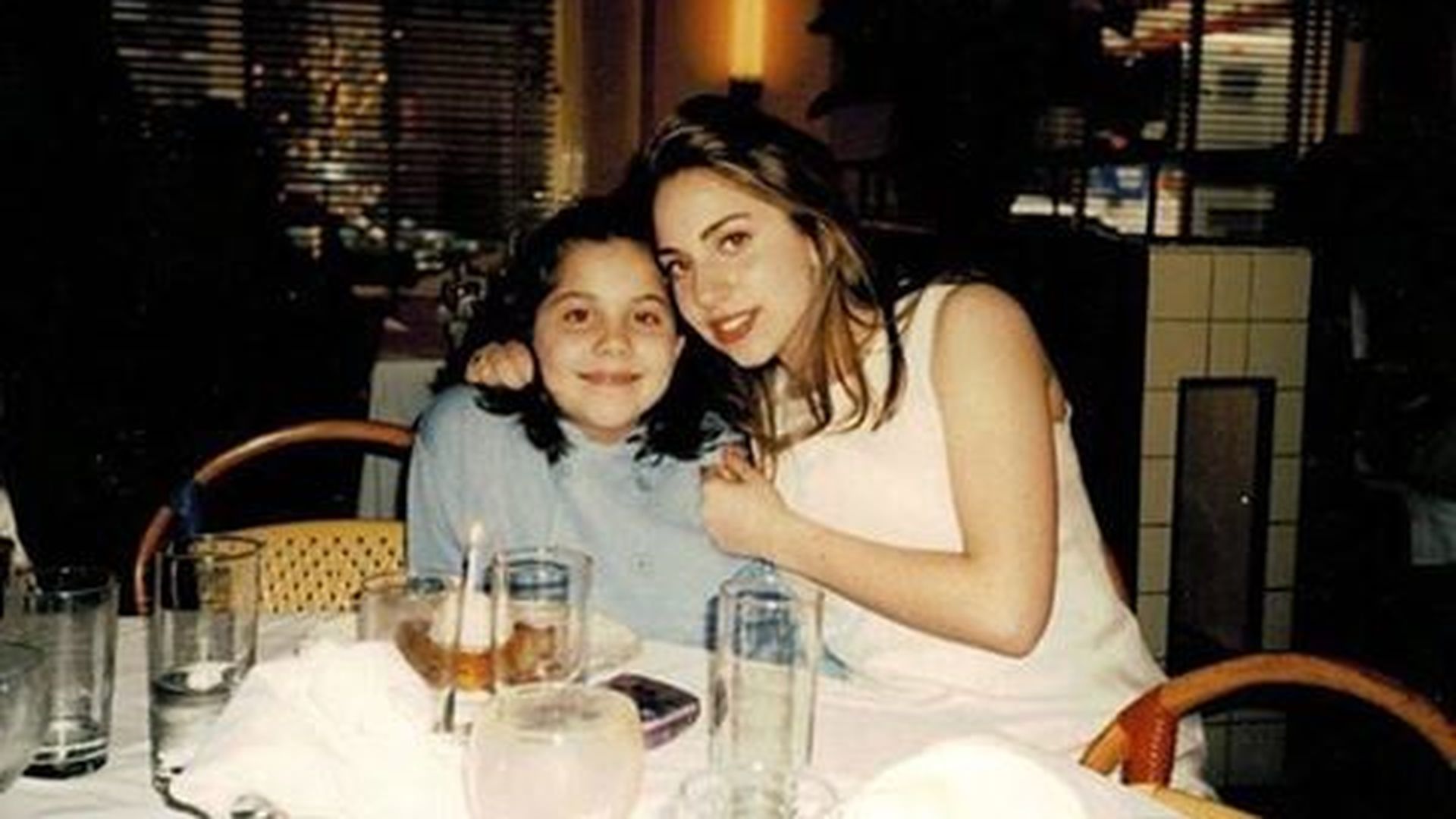 Werbung für Papa: Lady GaGa zeigt Kinderbild mit ihrer Sis! - Promiflash.de