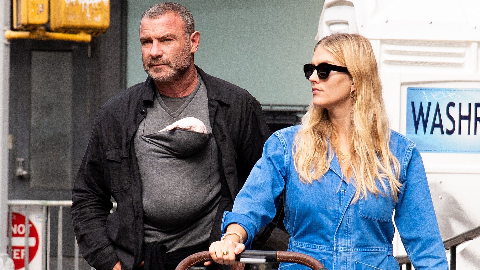 Liev Schreiber und Taylor Neisen machen Familienspaziergang