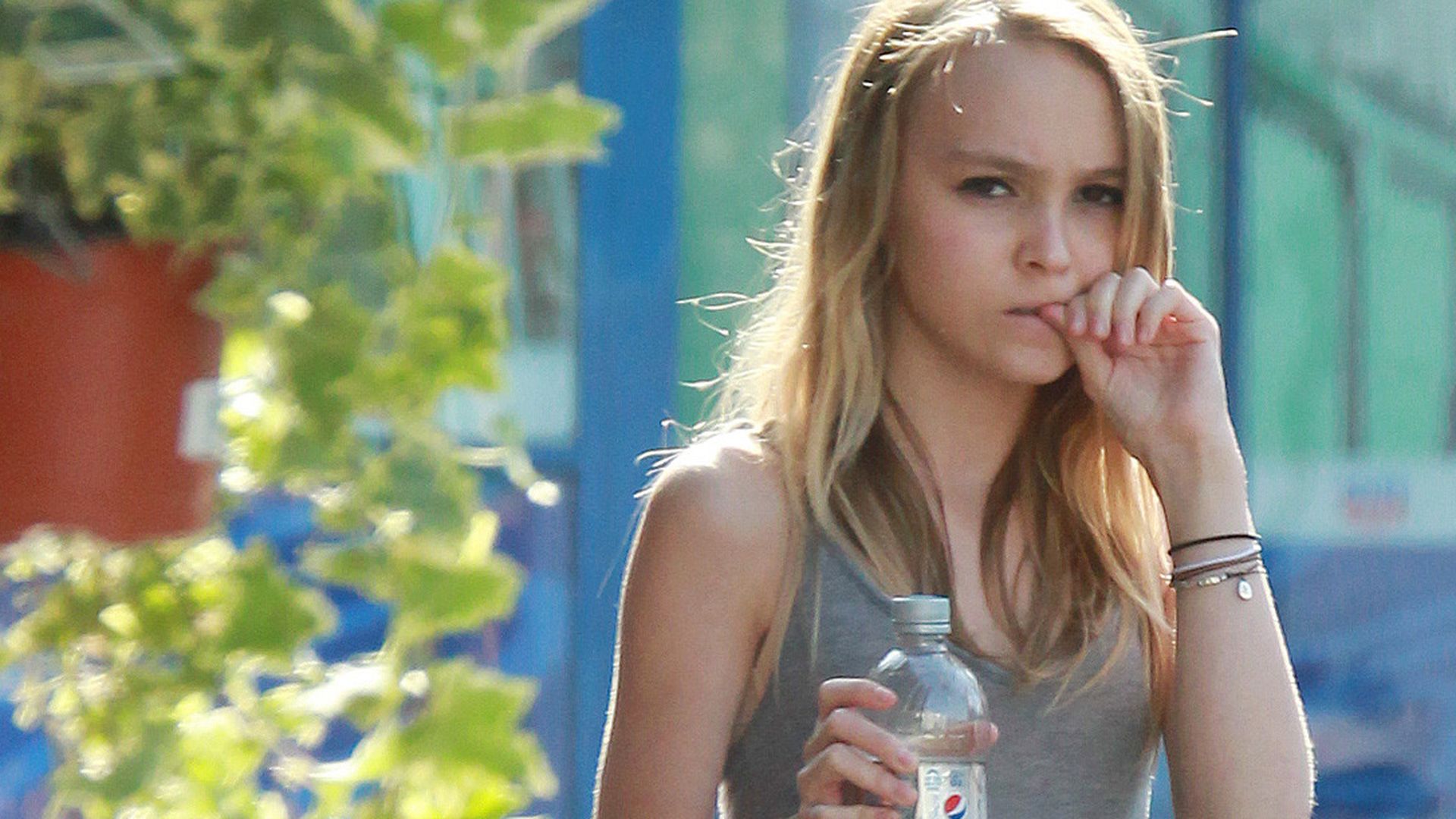 Zu Sexy Lily Rose Depp Mit Nackten Beinen Promiflash De