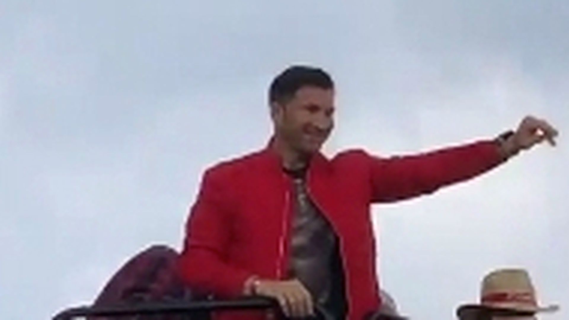 Lucas mittendrin So ehrten Fans Costa (†) heute in Hamburg