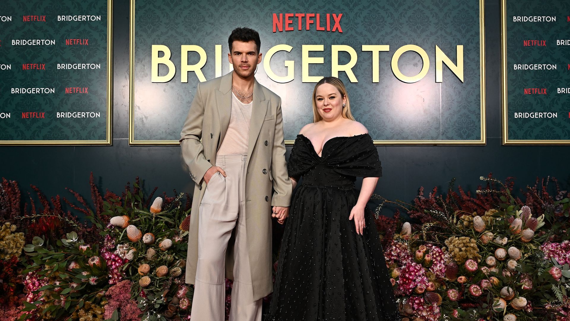 Luke Newton und Nicola begeistern auf "Bridgerton"Event!