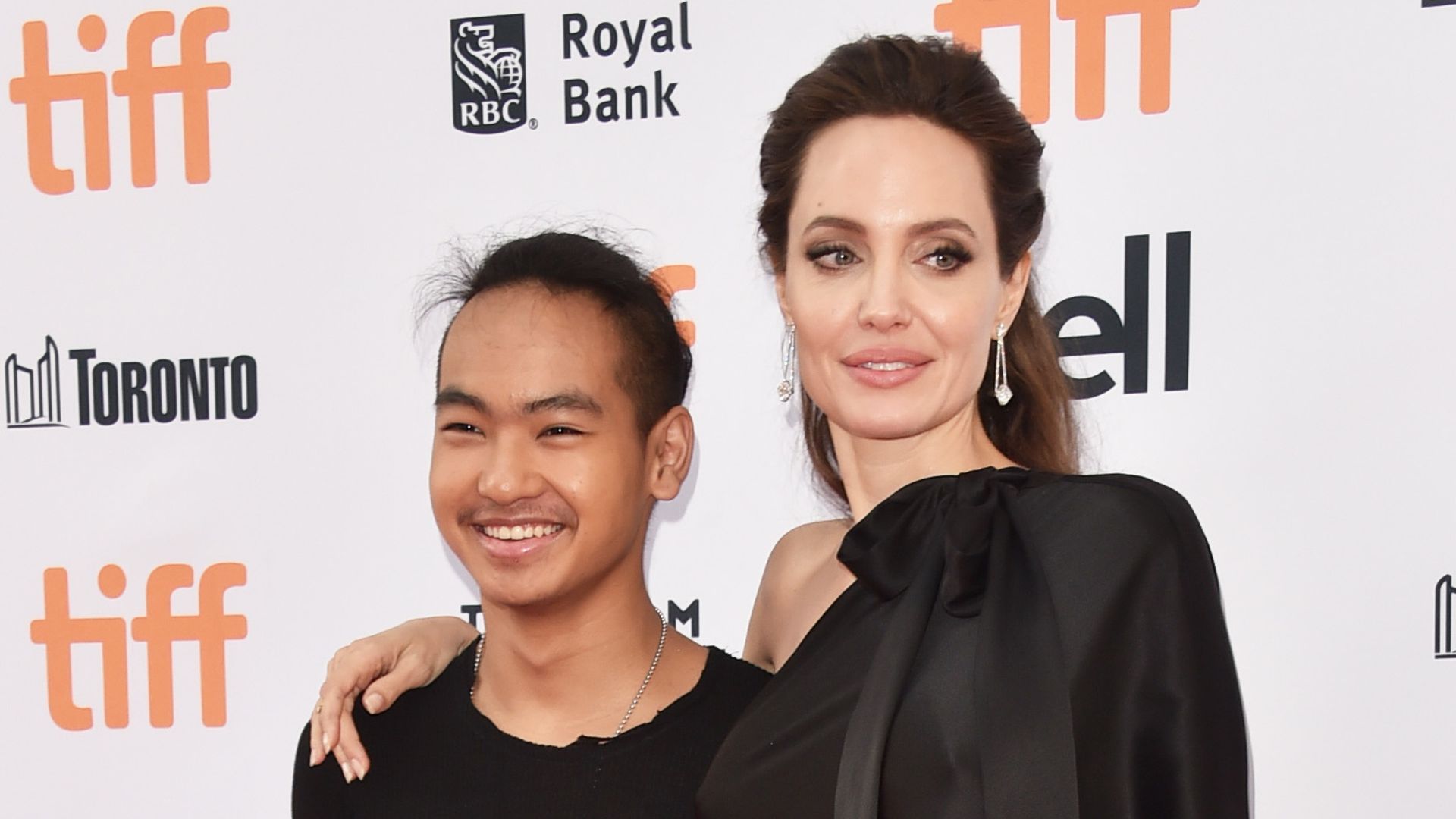 Nach Brust Op Angelina Jolie Arbeitet Auf Hawaii Promiflash De