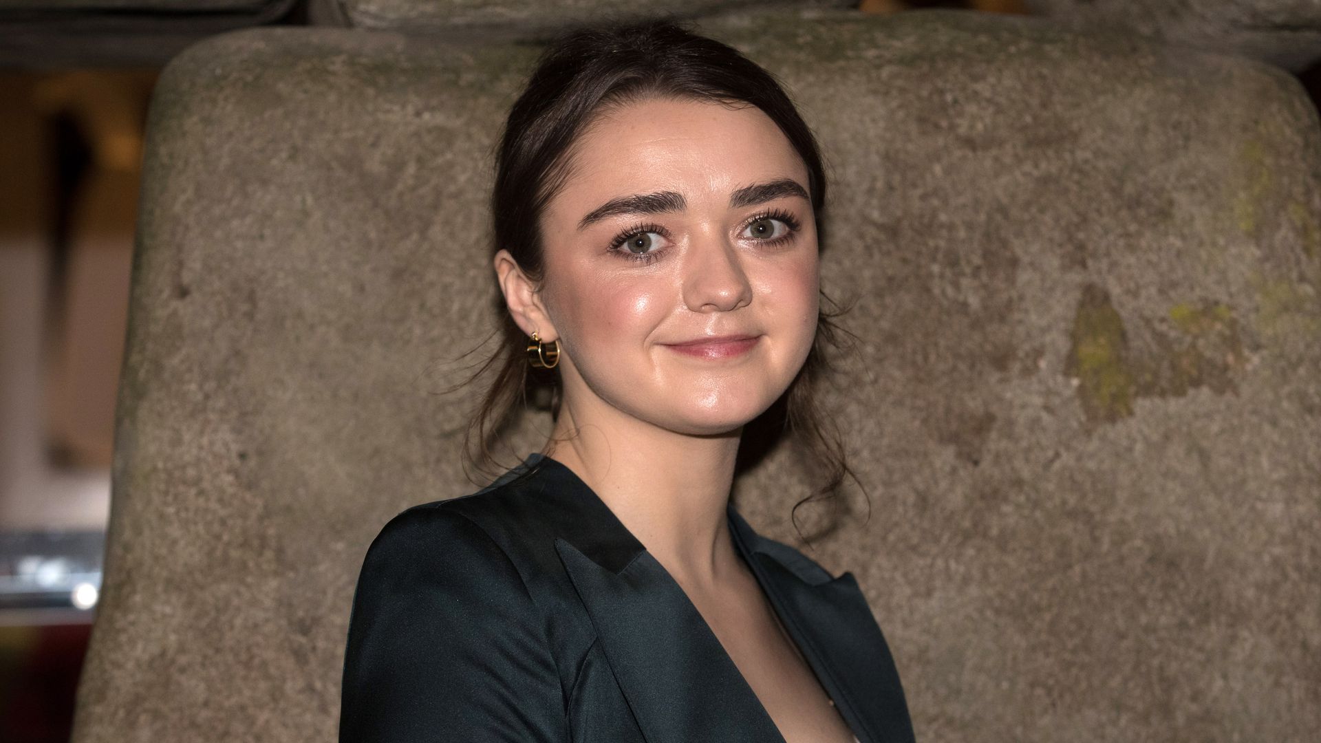Nicht Freund Ollie Mit Wem H Lt Maisie Williams H Ndchen Maisie Williams Laechelt 2 