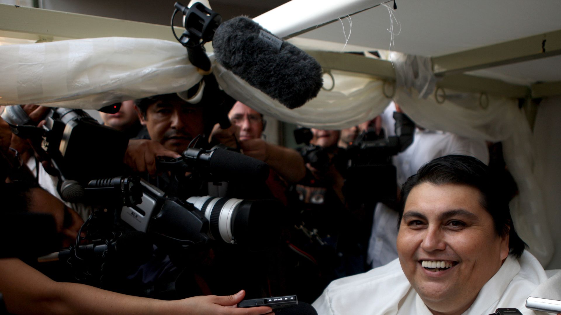 Kein Sarg passt So wird Manuel Uribe beerdigt Promiflash.de