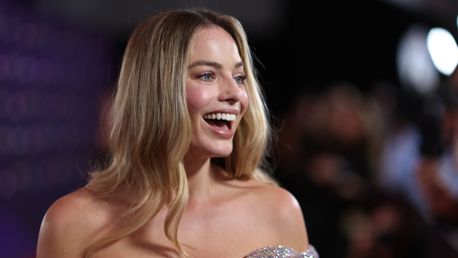 Margot-Robbie-pr-sentiert-ihren-gro-en-Babybauch-im-Urlaub