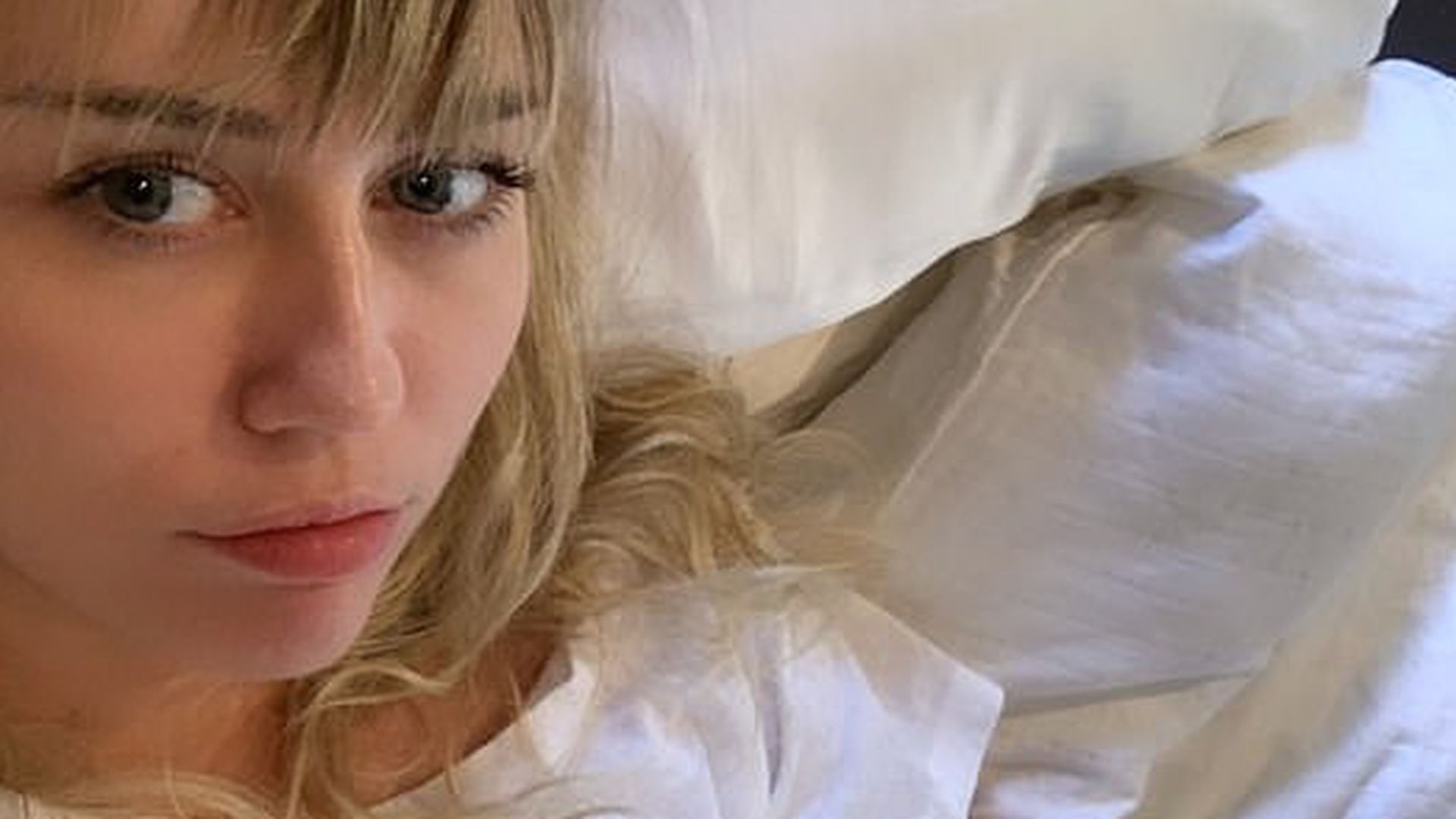 Nach Mandel-OP: Miley Cyrus meldet sich mit Klinik-Update | Promiflash.de