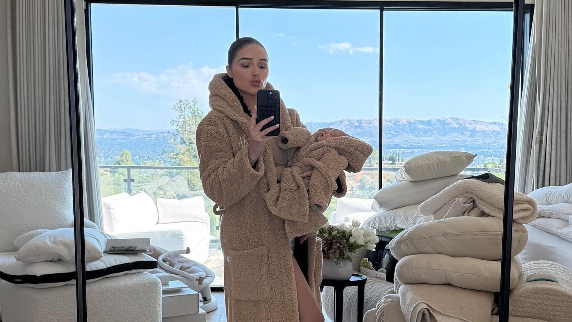 Olivia-Culpo-strahlt-im-Partnerlook-mit-ihrem-Baby-Colette