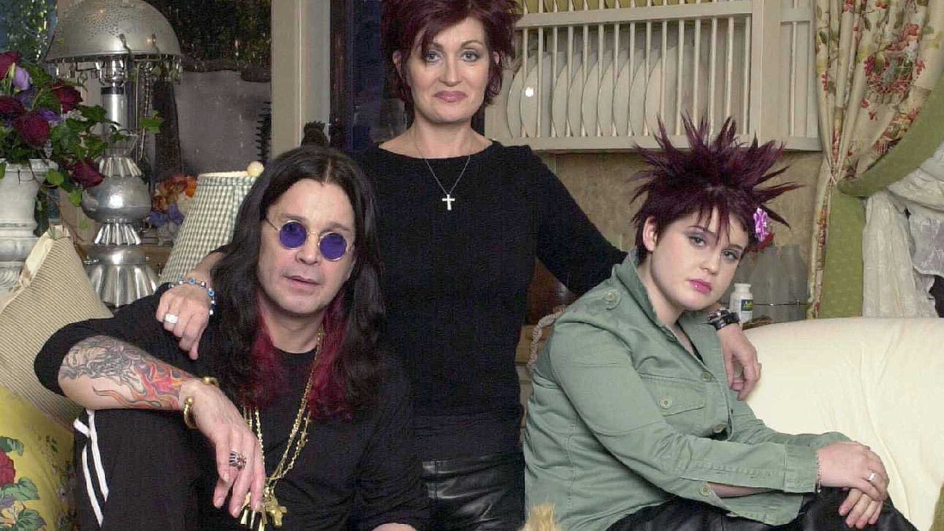 Семья оззи осборна. Оззи осборн семейка осборнов. Семейка оззи осборн. Оззи осборн с семьей. Семья осборнов.