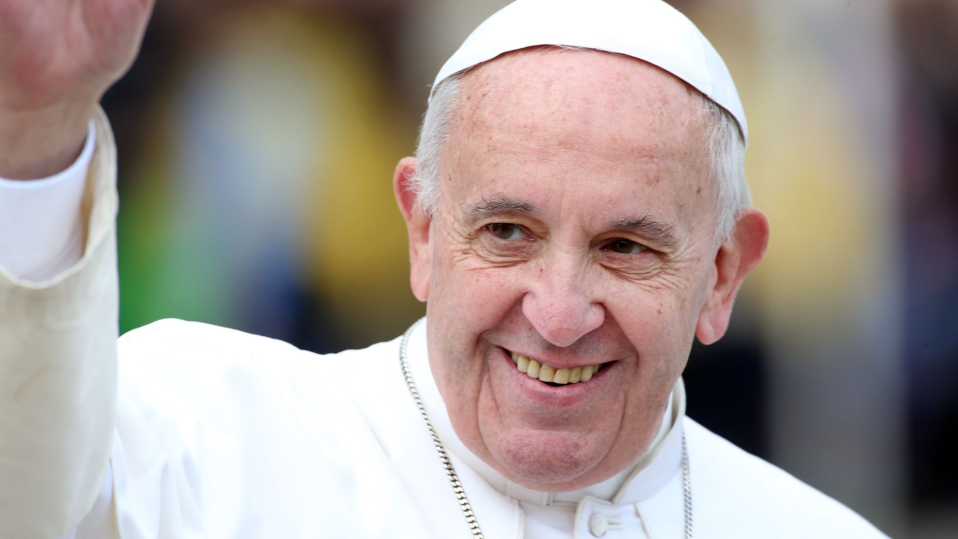 Wie Heißt Die Kappe Vom Papst Wie niedlich: Kleines Mädchen klaut dem Papst seine Kappe! | Promiflash.de