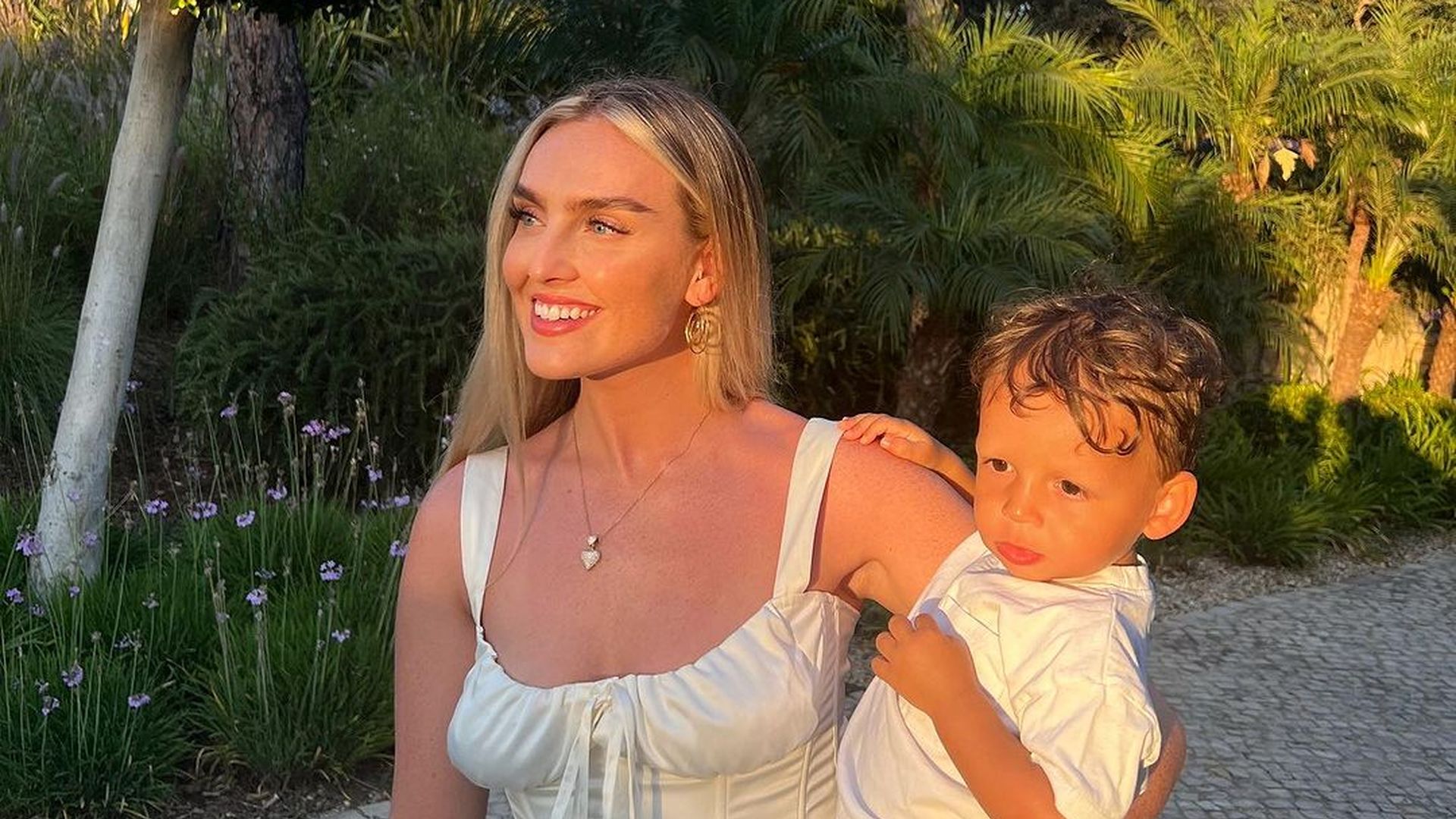 So-s-schw-rmt-Perrie-Edwards-von-ihrem-kleinen-Sohn-Axel-