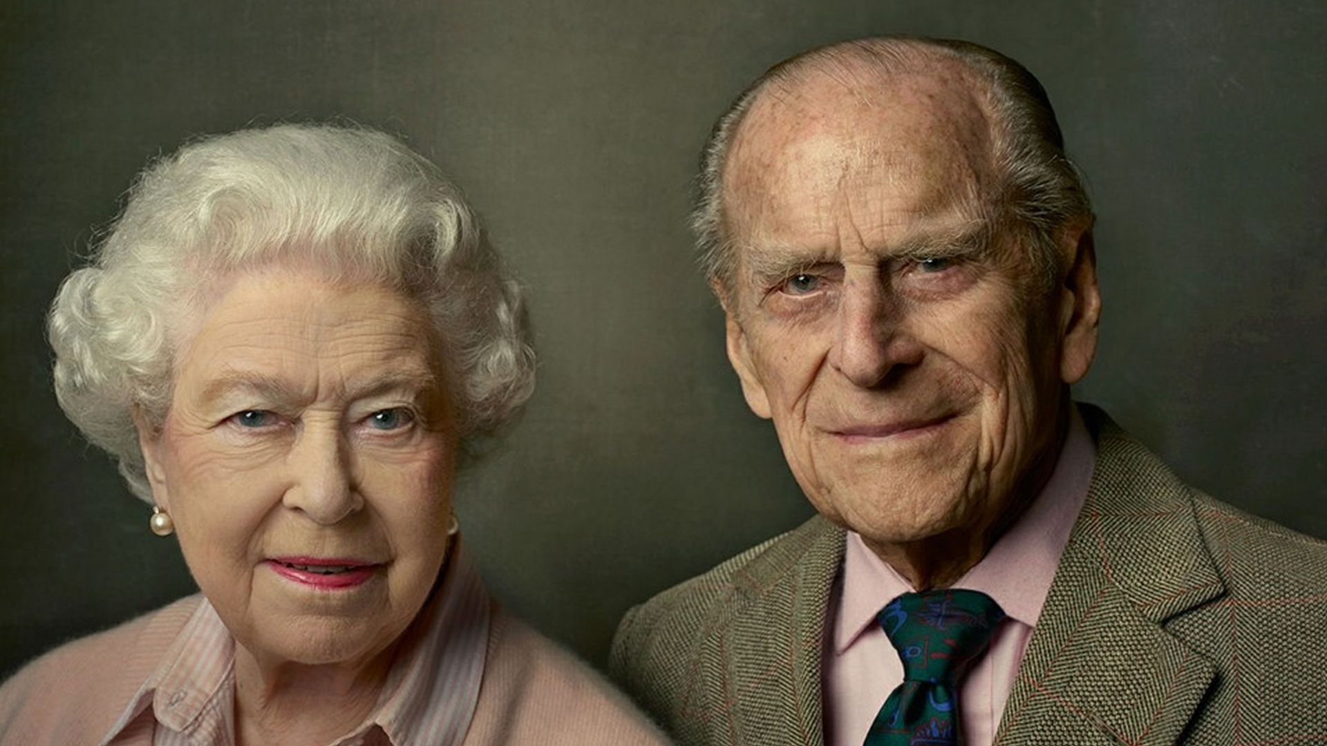 queen elizabeth ii und prinz philip posieren fuer ein foto