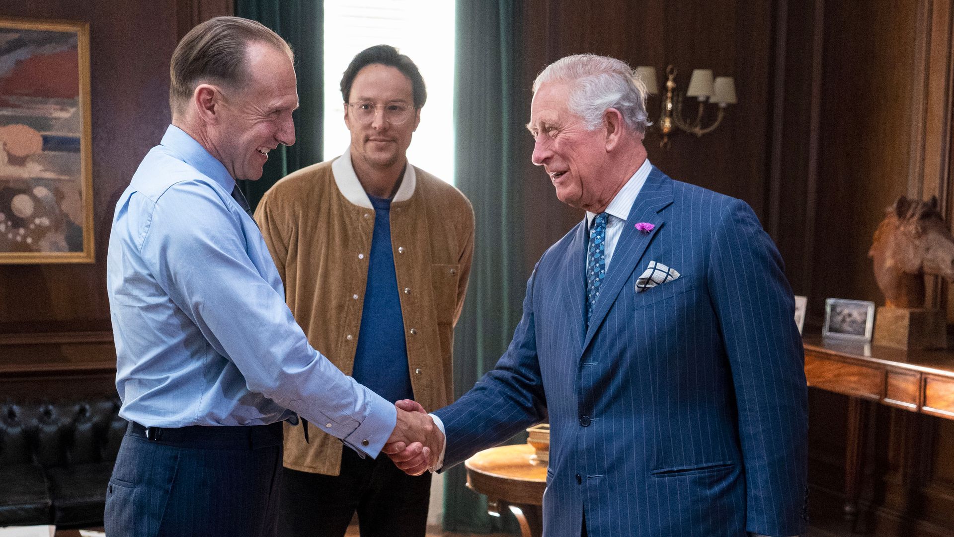 Ralph-Fiennes-erinnert-an-K-nig-Charles-Besuch-am-Bond-Set
