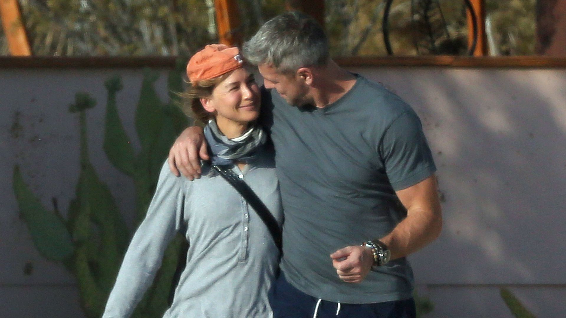 Ren-e-Zellweger-knutscht-ihren-Ant-Anstead-beim-Fu-ball-ab